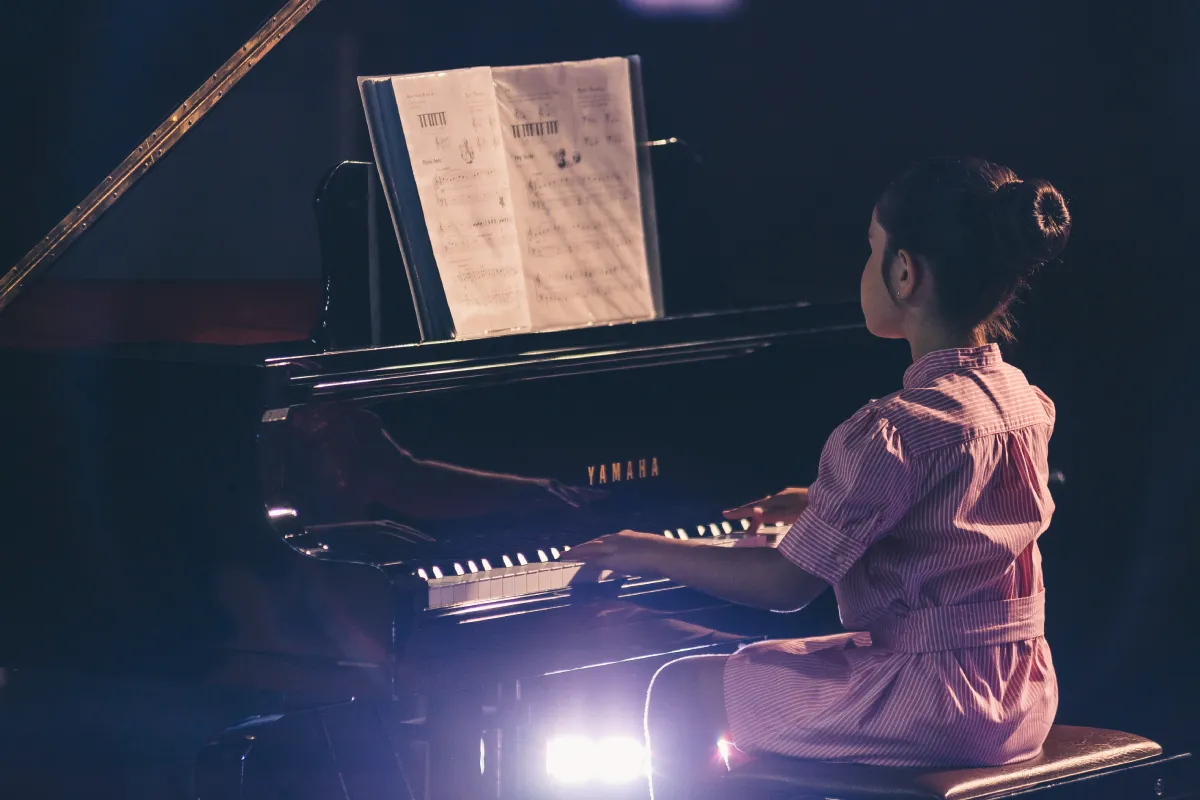 menina-tocando-piano